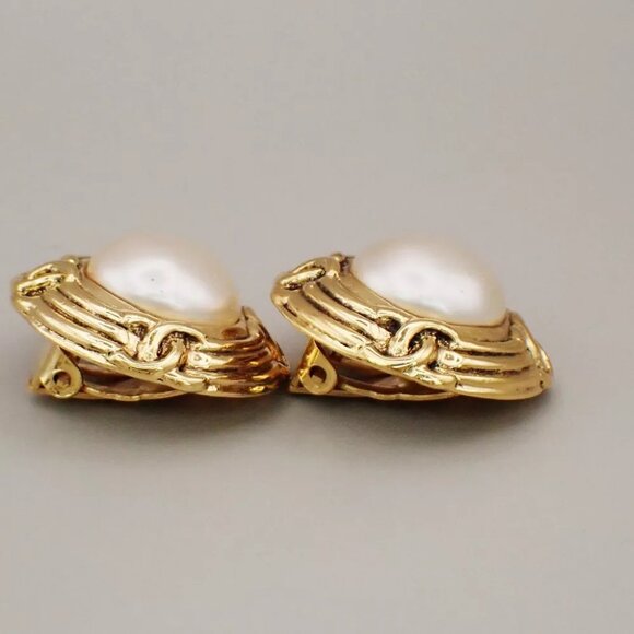 CHANEL CC Imitation Pearl Round Button Earrings 94P Clip-On Gold-Plated - Picture 2 of 8